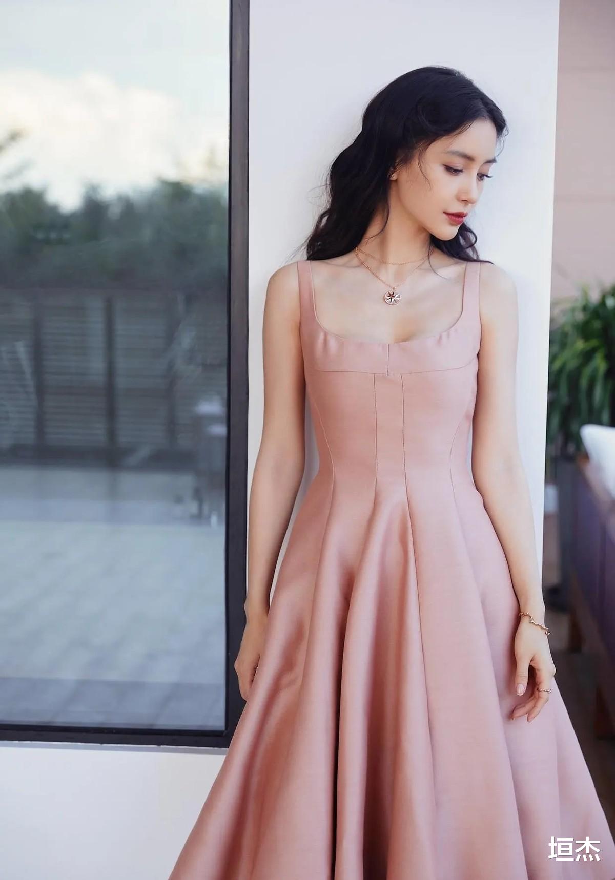 迪丽热巴|同样是穿吊带裙,巩俐霸气、 迪丽热巴金色传说、张予曦穿出高定范