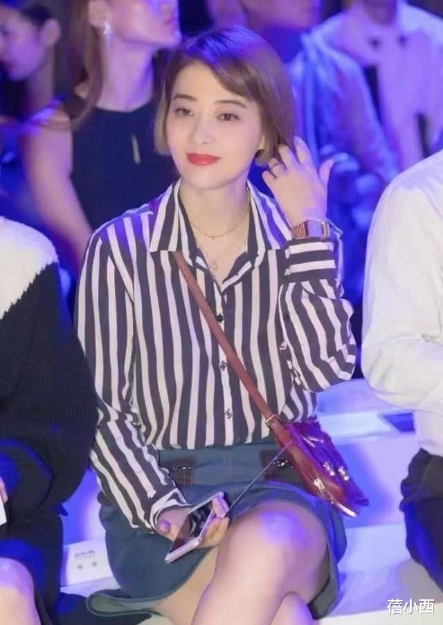 短裙 “梅婷”终于剪了短发，牛仔短裙“反着穿”，既洋气好看又显腿长