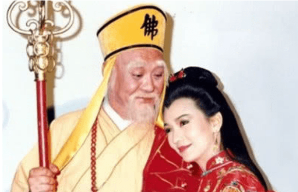 赵丽颖|明星片场休息花样多:仙女斗地主,赵丽颖啃雪糕,杨幂在抠脚?