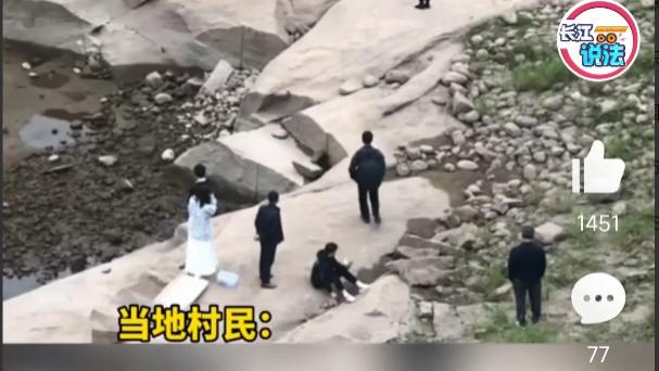 四川宜宾，一对新人见某河滩漂亮，就安排摄影师到这边拍照