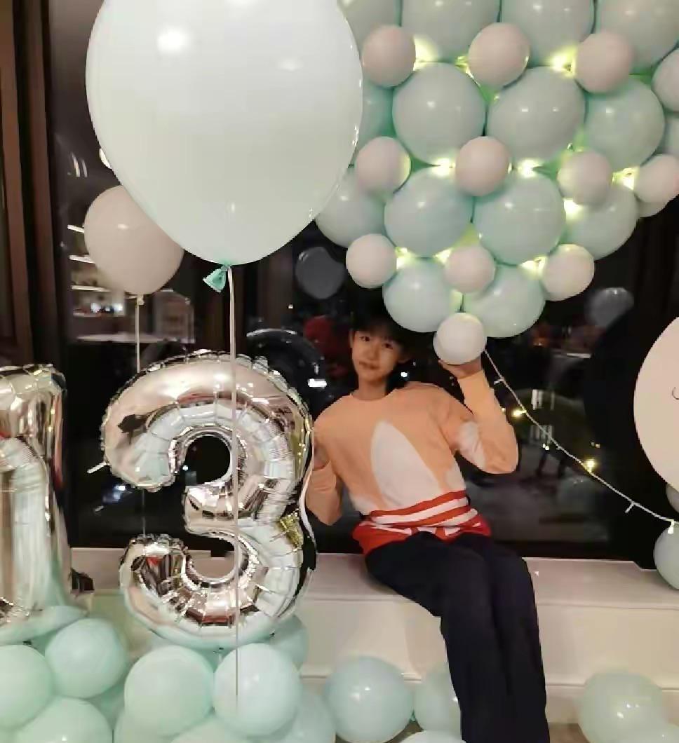 穿衣搭配|陆毅晒一家四口照,13岁贝儿身高直追180,脸跟小时候一模一样