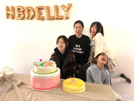 纹眉 小S女儿新发型形象大变，长头发剪成超短发，穿T恤母女五官似烙饼