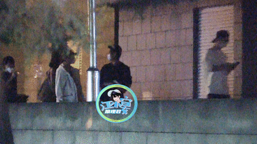 何超莲|窦骁何超莲深夜泡吧!黄恺杰与女友街头玩亲亲,赵雅芝为儿备婚房