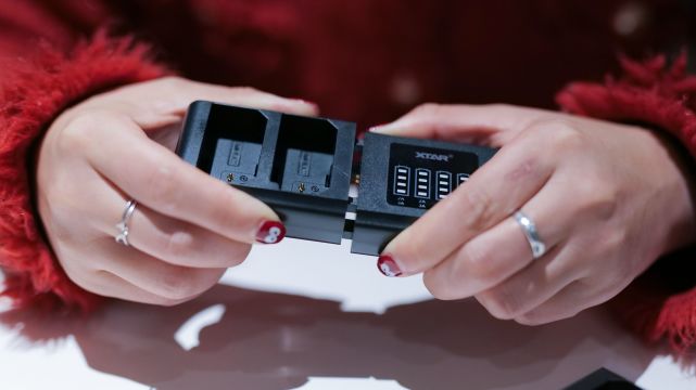 充电器|职业摄影师最想要的充电器！XTAR SN4全能相机充电器上手！