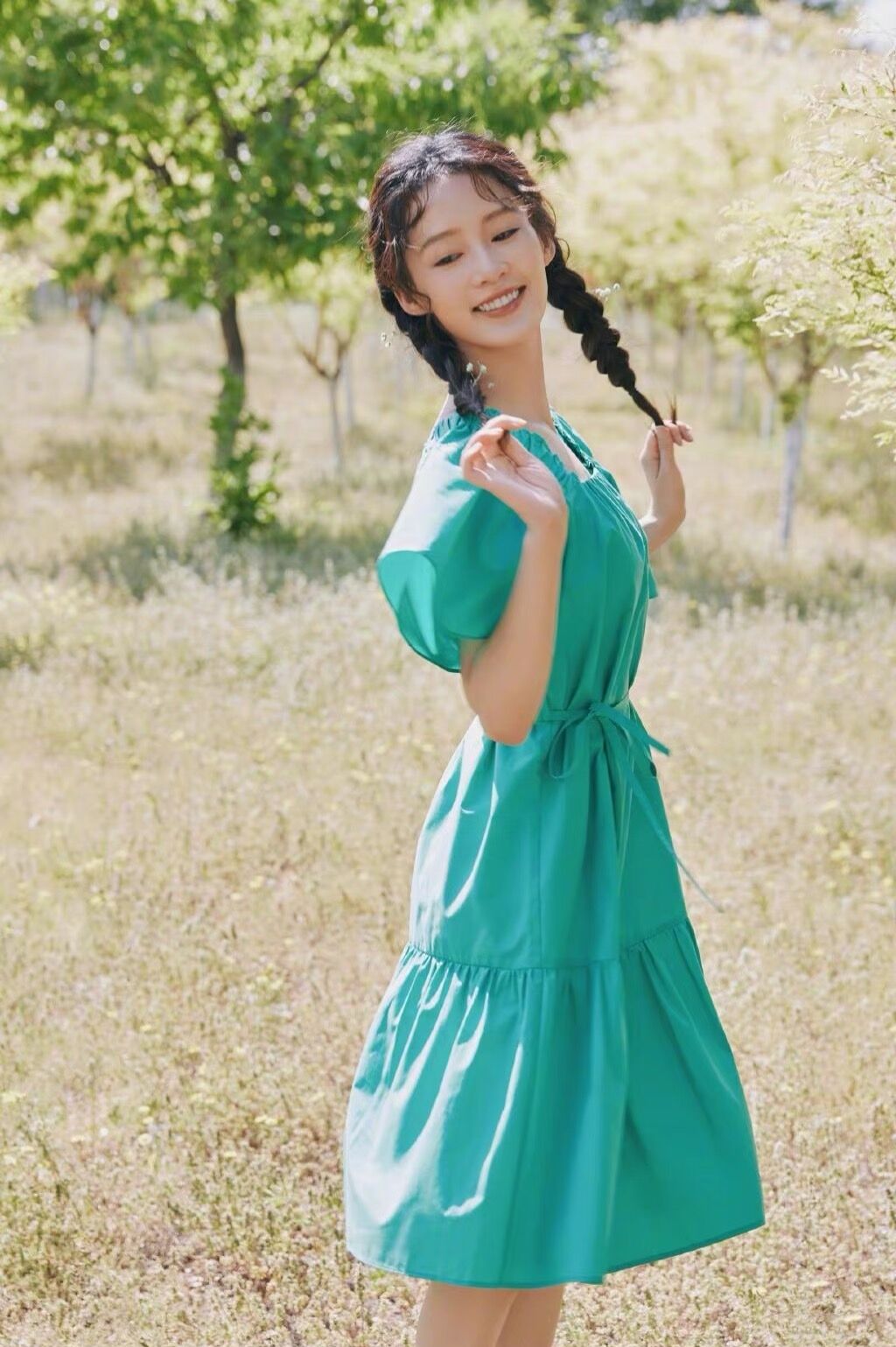 李沁|李沁新造型曝光,蓝色娃娃裙好清纯,这才是夏天的样子