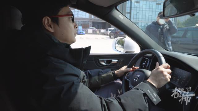 降噪耳机|实验中被“轧倒”两次,戴着苹果降噪耳机出街,汽车多近才听得见