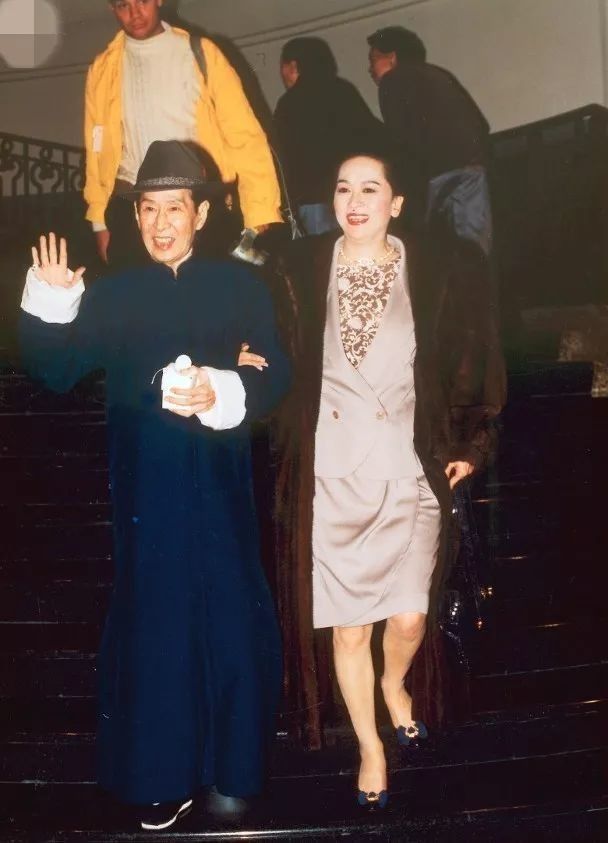 塑身衣|洪金梅：为嫁大29岁富豪，穿30年塑身衣束腰，却告诫儿子不要结婚