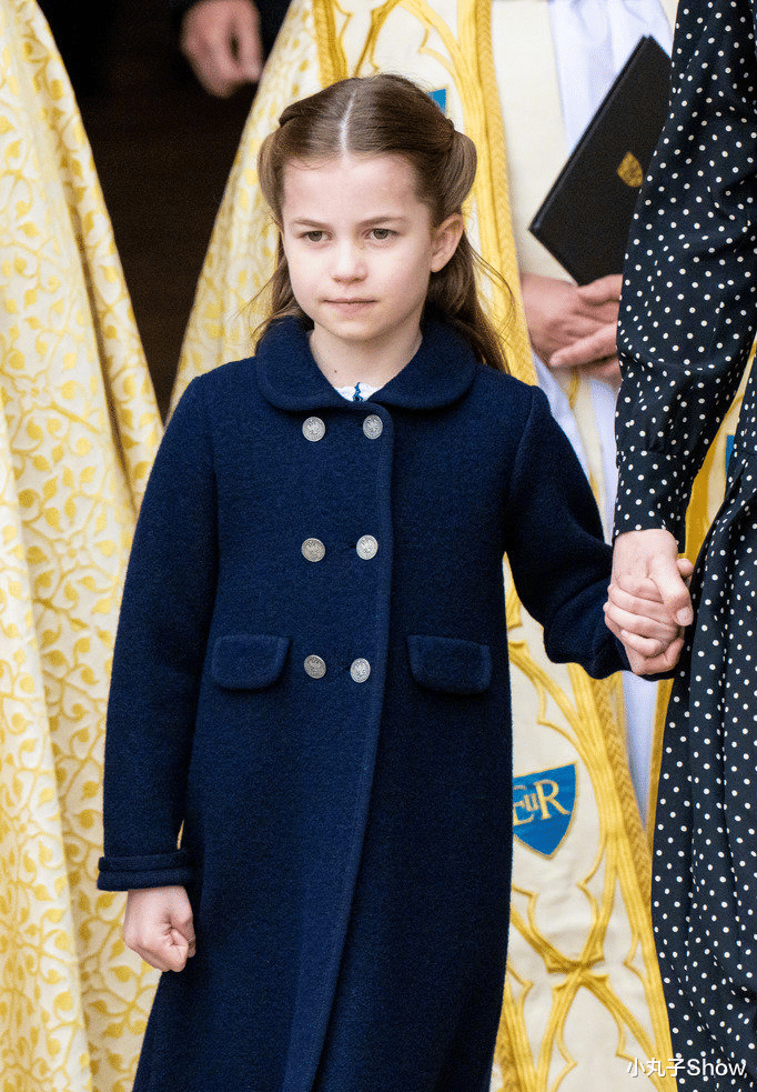 凯特王妃|威廉与凯特夫妇携儿女亮相，乔治小王子高冷范，凯特王妃模仿婆婆