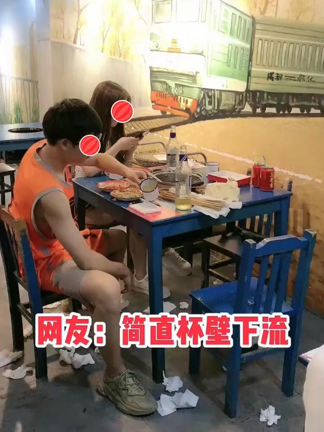 男子担心被女友灌醉,趁女友不注意,把杯中的酒倒掉一半