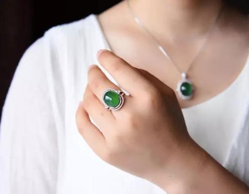 翡翠|夏季佩戴翡翠需要注意哪些？这三点很重要，看看有没有你知道的！
