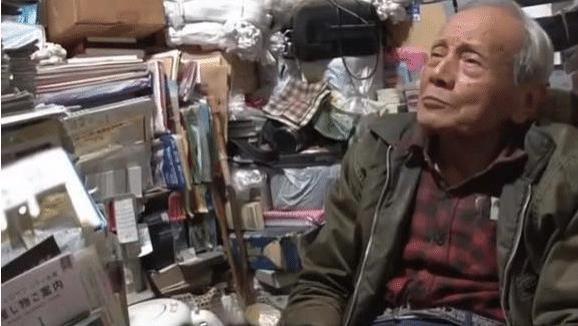 日本76岁光棍：买买买上瘾，400平房子被塞满，7年没上床睡过觉
