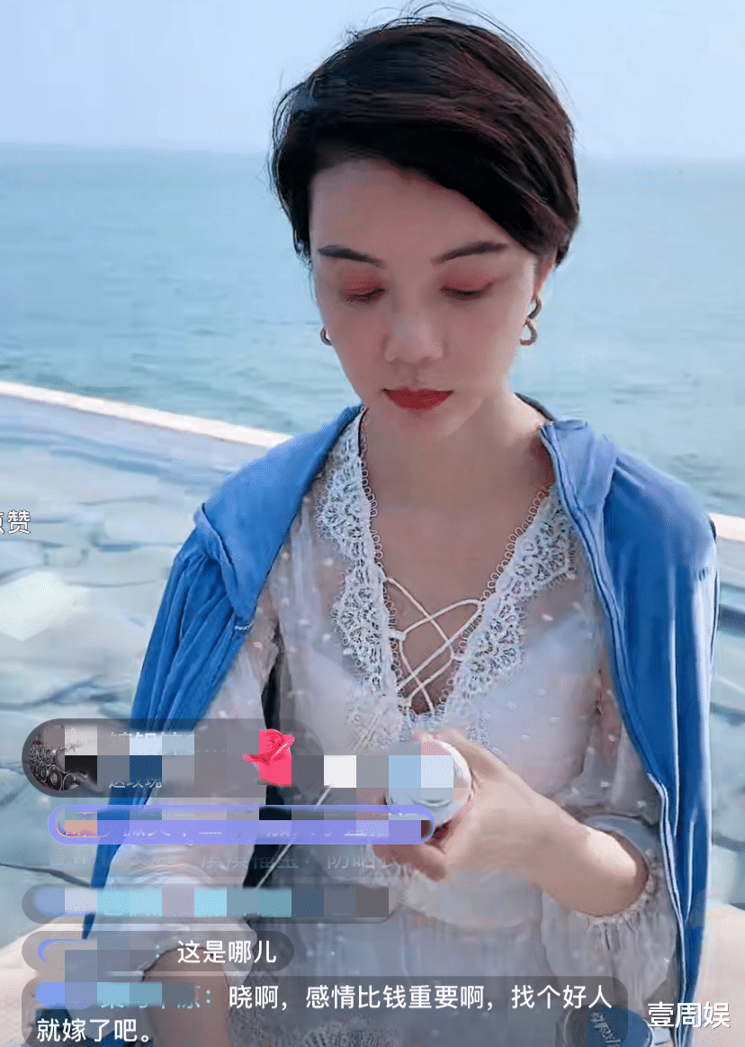 车晓|车晓在海边直播卖货，专人帮忙打伞引热议，网友：别人不累吗？