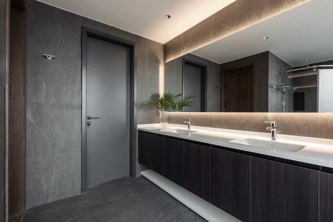 爆改200m2精装房:黑白灰+木色组合,让这个家更显精致!