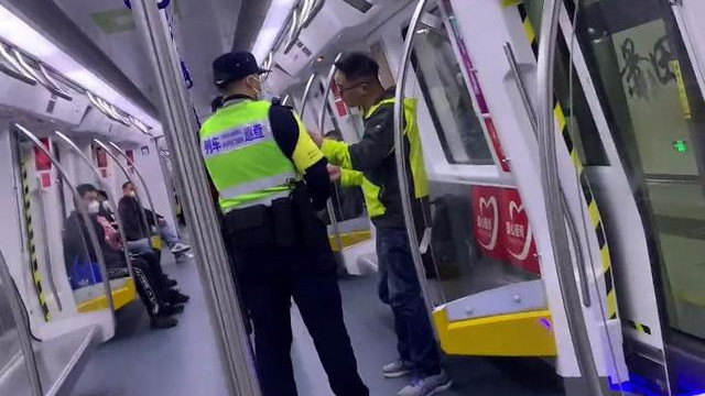 深圳：男子坐地铁不戴口罩和保安起争执：我阳过了，还戴什么口罩