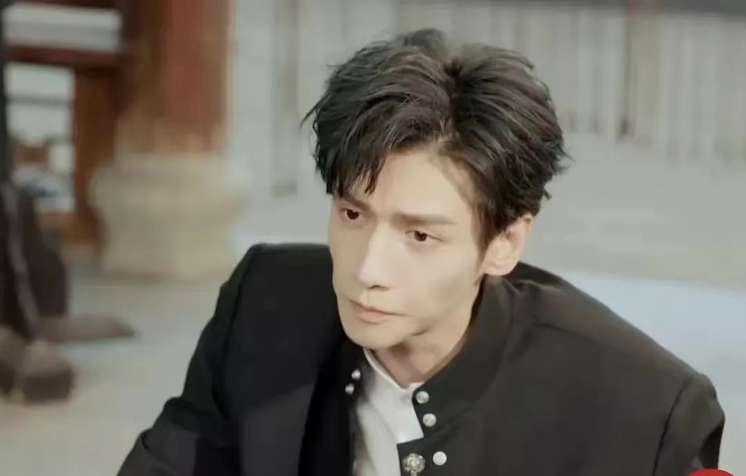 罗云熙|罗云熙近照曝光成纸片人，脸颊凹陷瘦脱相，网友直呼太吓人