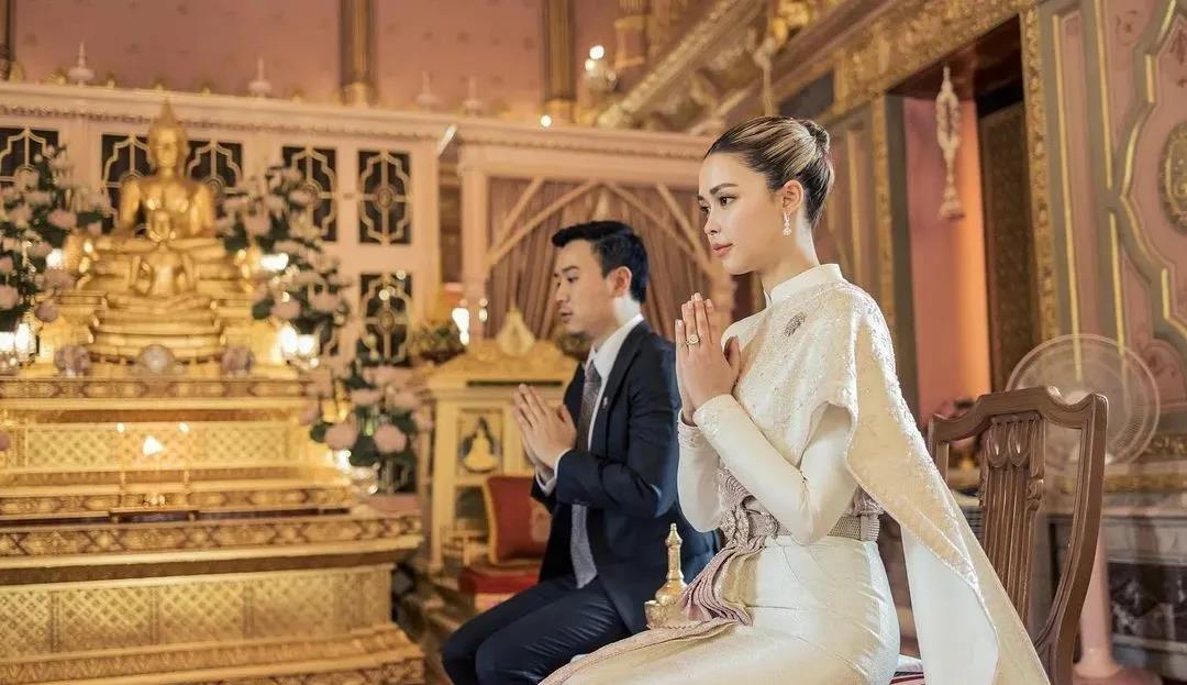 一起欣赏~泰国娱乐圈女星泰式婚服秀