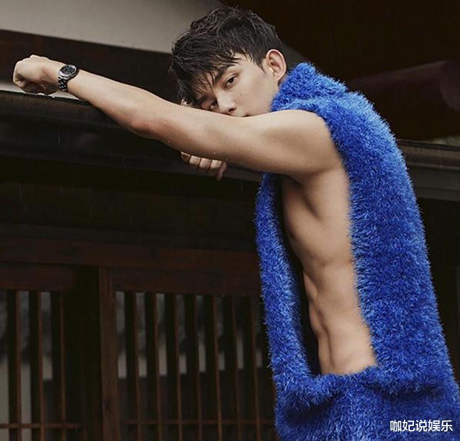 白敬亭|男星也难逃病态审美迫害，一增肌就掉粉！白幼瘦何时成了唯一出路？