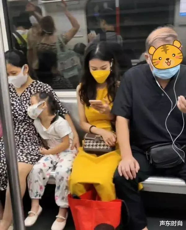 大妈落泪!秃顶大爷硬往女孩身边挤,裙子都压住了