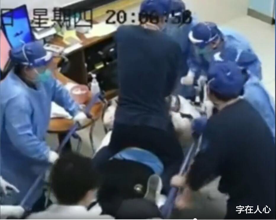 男子在医院心脏骤停,男护士上床跪救患者心脏复苏,把病人救活!