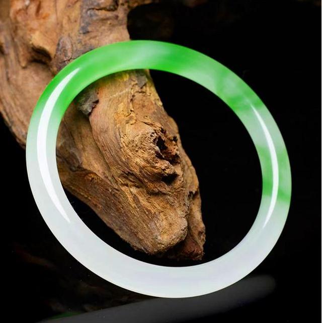 翡翠|翡翠有哪些种水？它的种水等级如何划分？哪个品种最好才算极品？