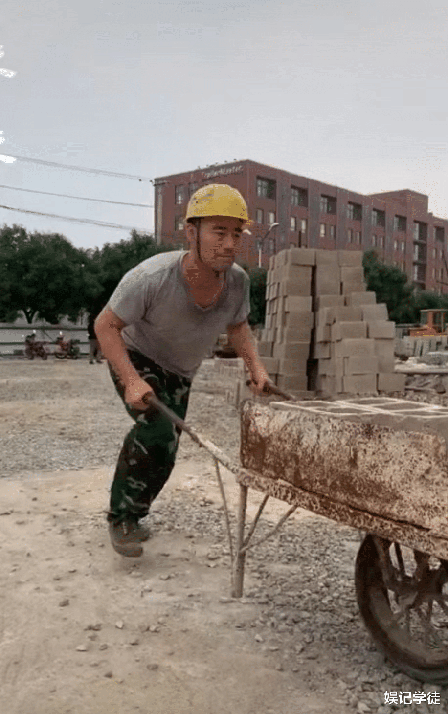 旭日阳刚|“旭日阳刚”王旭现状落魄？工地搬砖累到满头大汗，被质疑是摆拍