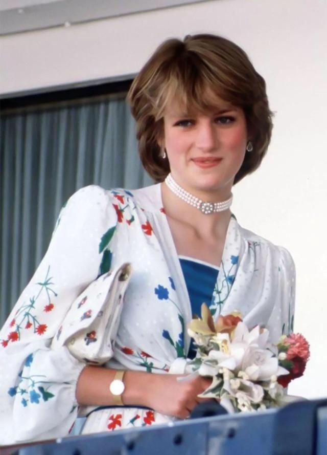 戴安娜王妃|快要熬出头的卡米拉越来越有王后风范，粉丝觉得戴安娜王妃太不值