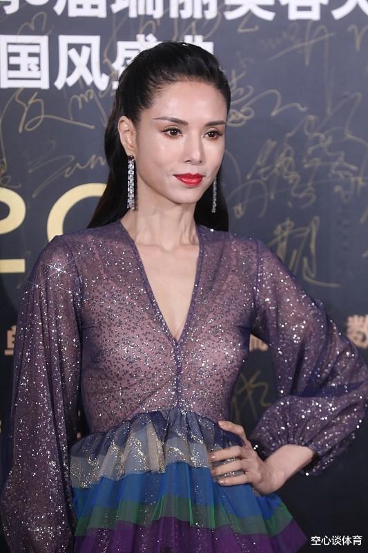 二月二 李若彤身穿紫色细闪裙，依稀可见“小龙女”风采，魅力不减
