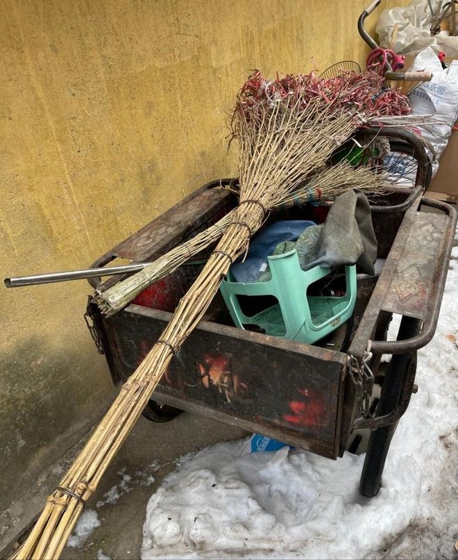 69岁环卫工雪夜街头猝死，住15平米出租屋，每月的2000工资全给儿女