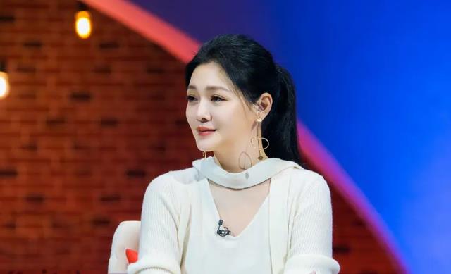 具俊晔|具俊晔国外参加婚礼，西装革履帅出“新高度”，网友：get到了