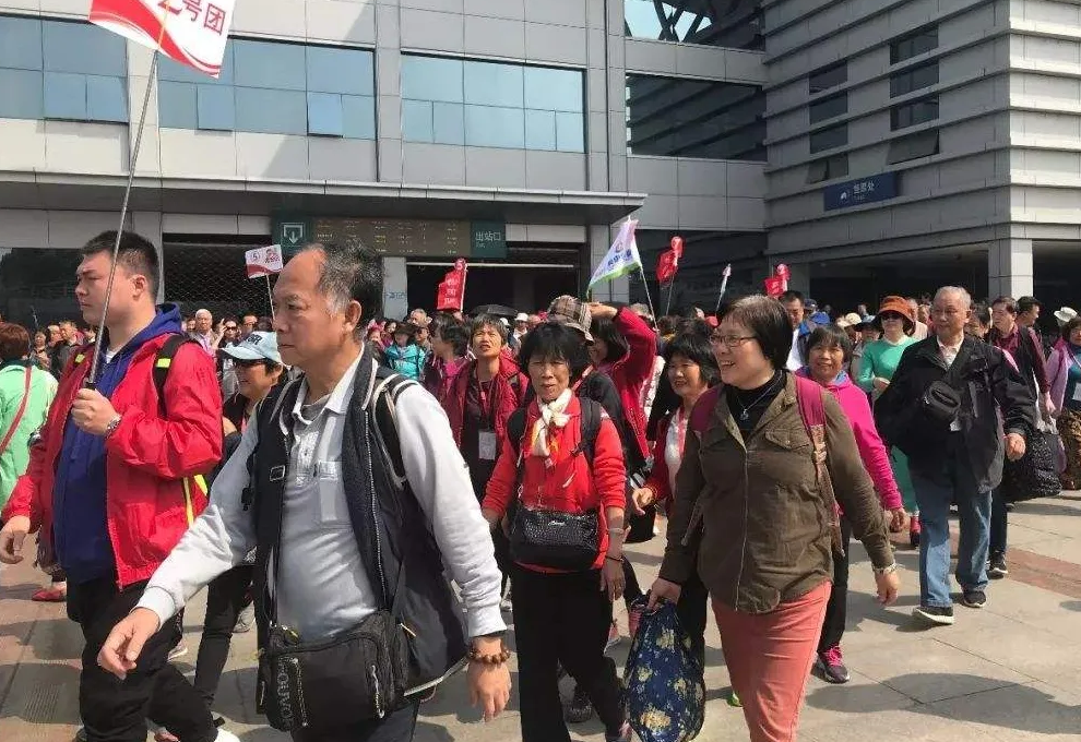 研讨会|老年旅行团才几百元，包吃包住还送礼物，他们咋赚钱？