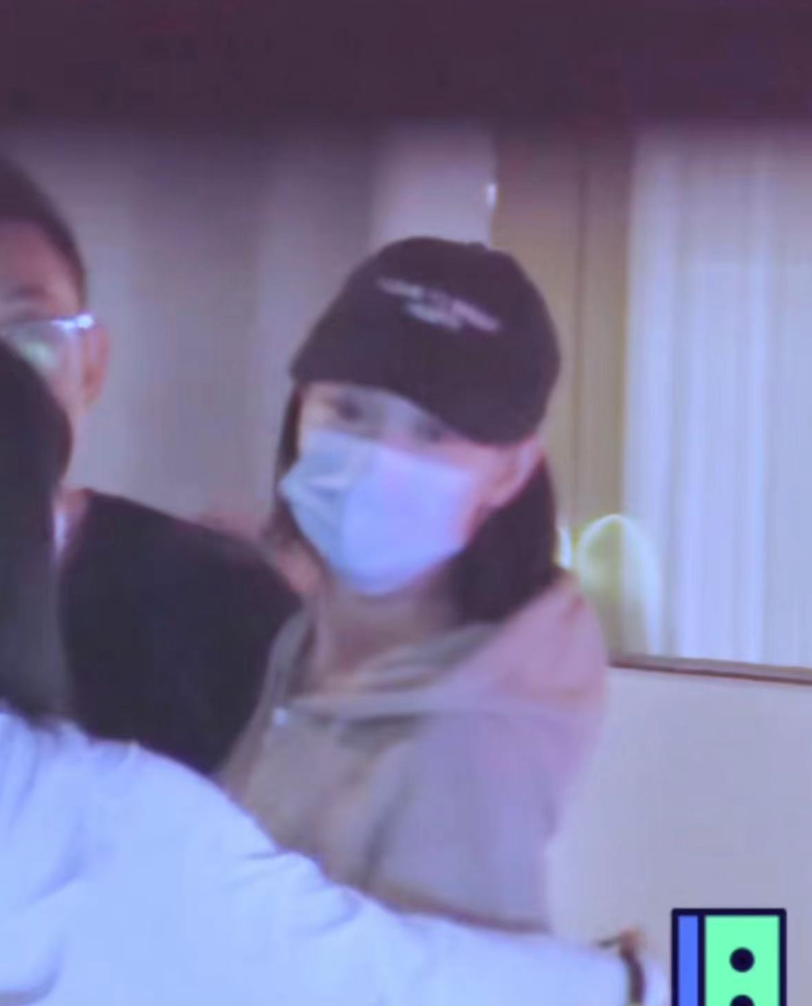 倪妮|女星倪妮醉酒被男性揩油,深夜从酒吧出来遭搂抱,满脸不悦忙离开