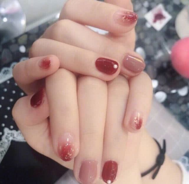 美甲 暴富显瘦、桃花、显白有气质！30款新年红色美甲范本图集