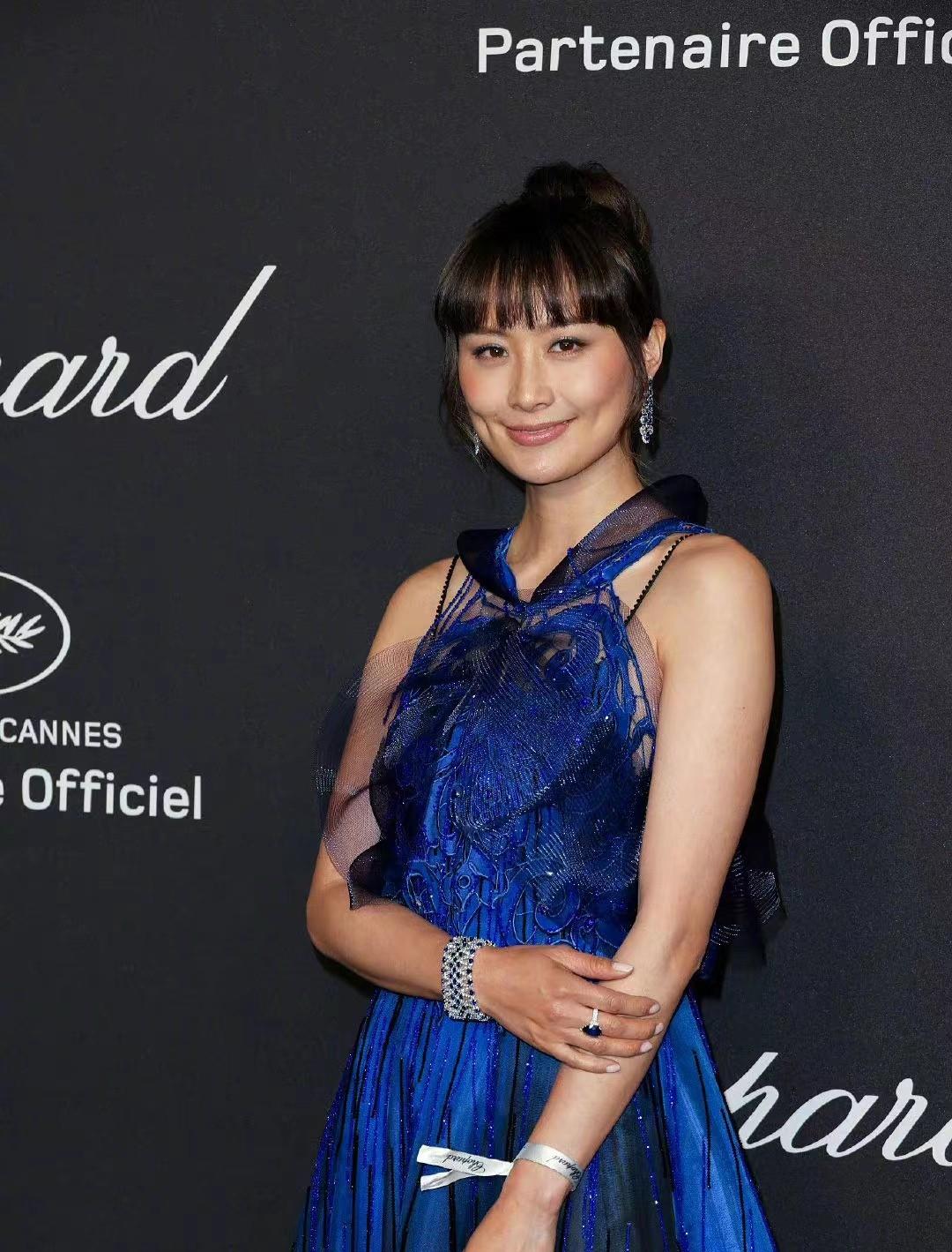 发型 陈法拉该减肥了，高定穿出土肥圆既视感，发型更是拖后腿