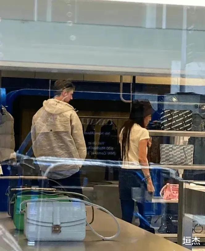 关之琳|3位娱乐圈富婆有多潇洒？关之琳小鲜肉环绕，王薇薇谈“奶孙恋”