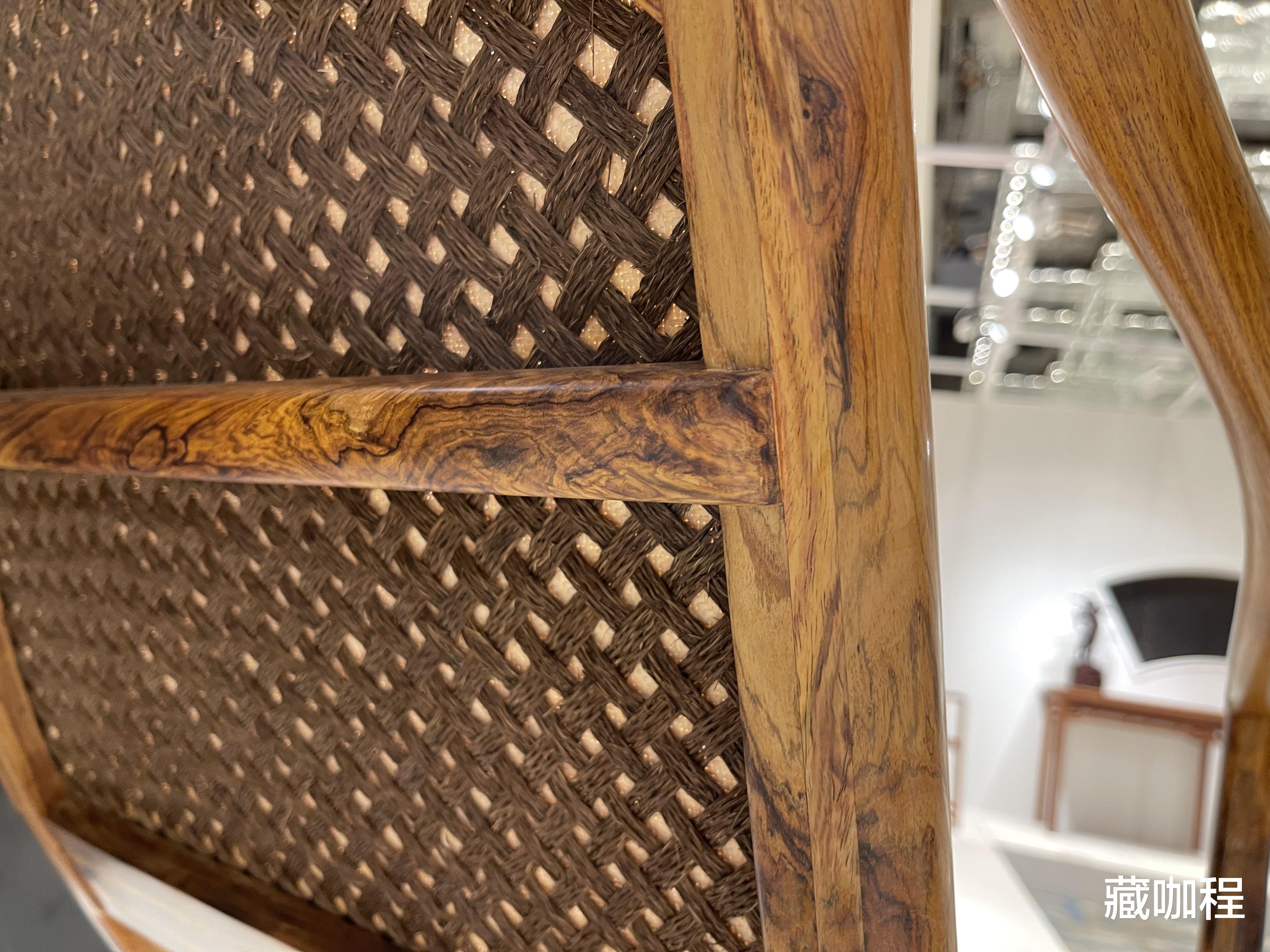 |藤眼四周开槽封边,当代黄花梨交躺椅精益求精