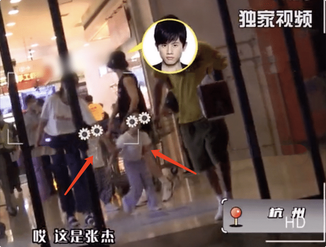 张杰|张杰谢娜合体拍广告,亲密搂腰超恩爱,三个女儿一同现身探班