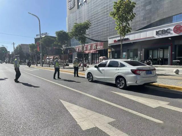 查处93辆拖移2辆,咸阳长武交警集中整治城区违停