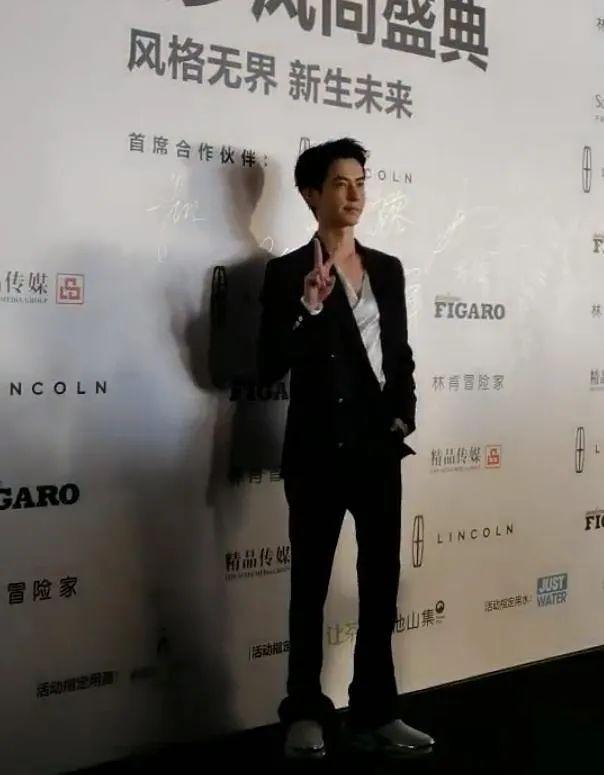 欢乐喜剧人|本想艳压红毯结果摔成喜剧人!网友:对不起,又心疼又好笑哈哈哈