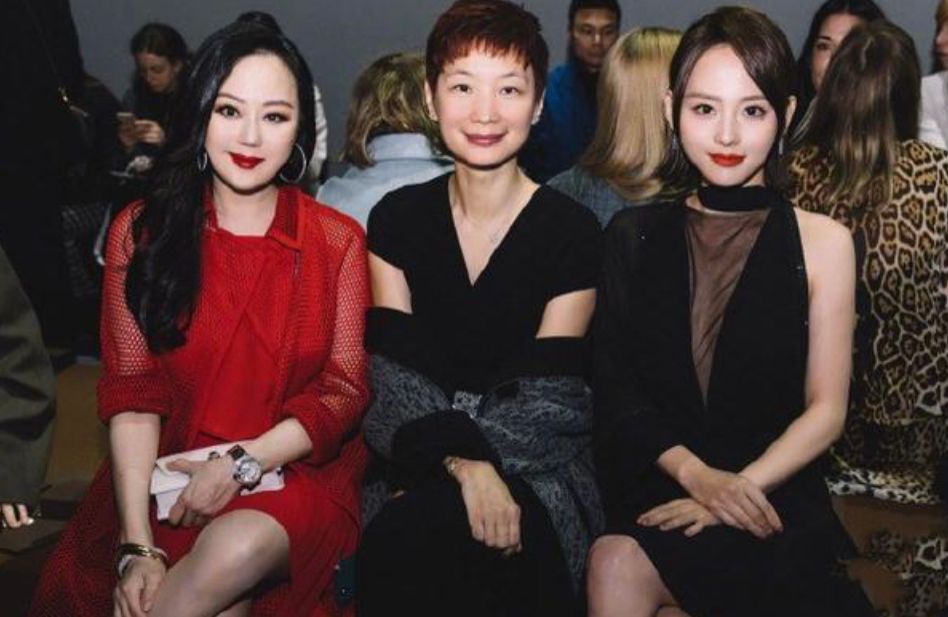 章小蕙|章小蕙同框不到90斤的张嘉倪，穿渔网裙微胖也好美，看完不想减肥