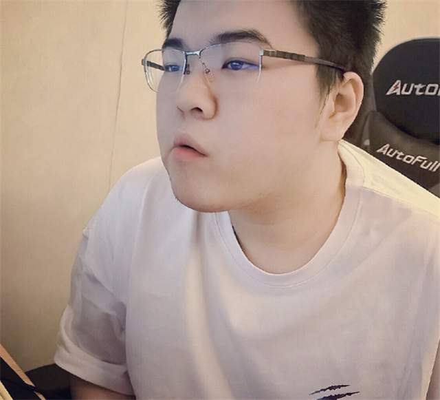 |“云养娃”总算看到脸了，韦神老婆晒女儿大头照，可爱到能当头像