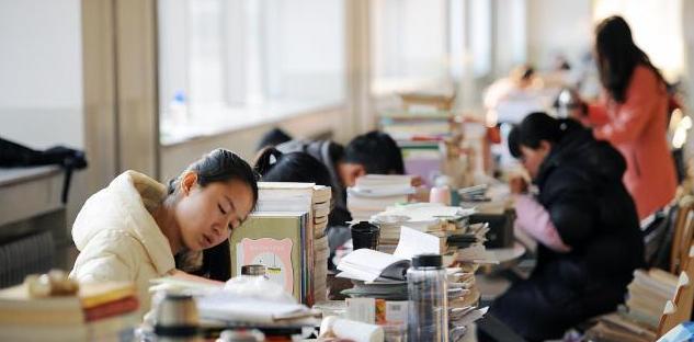 西装|一届比一届“卷”，23年考研人数预计超520万，学生：我真的会谢