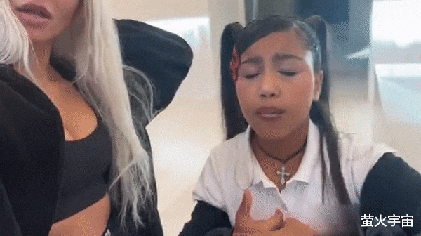 金·卡戴珊|金·卡戴罕见素颜,9岁小西北却化浓妆,像坎耶,跟妈妈9岁时不同