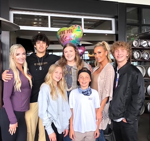 辣妈|美国最毁三观真人秀！8个单身辣妈上恋综，约会对象是对方儿子？