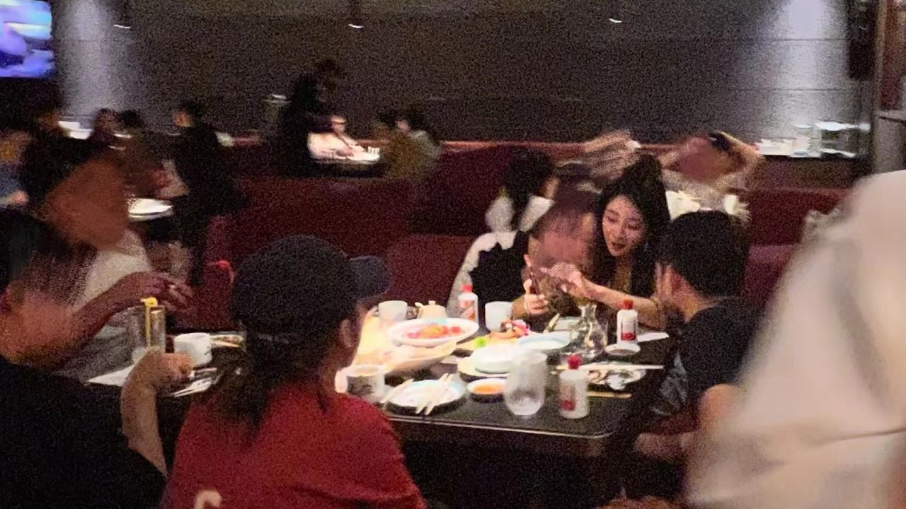 殷桃|殷桃外出聚餐被偶遇，满脸通红身材火辣，桌上摆多瓶茅台酒显豪横
