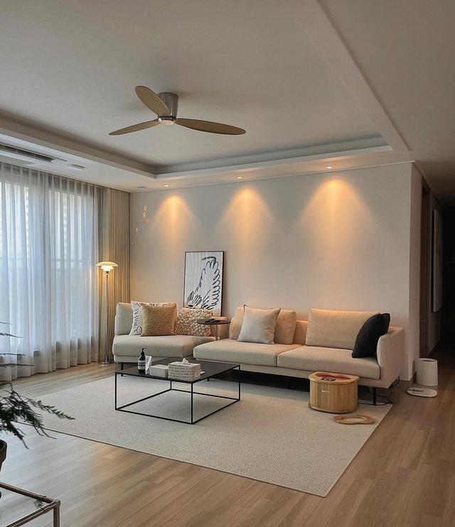 100婚房，客厅少摆几件家具，餐厅餐边柜都没，居住幸福感蹭蹭涨