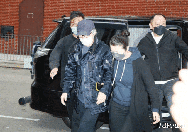 周星驰|60岁周星驰露面暴瘦憔悴，头发花白身体引担忧，好友曝近况