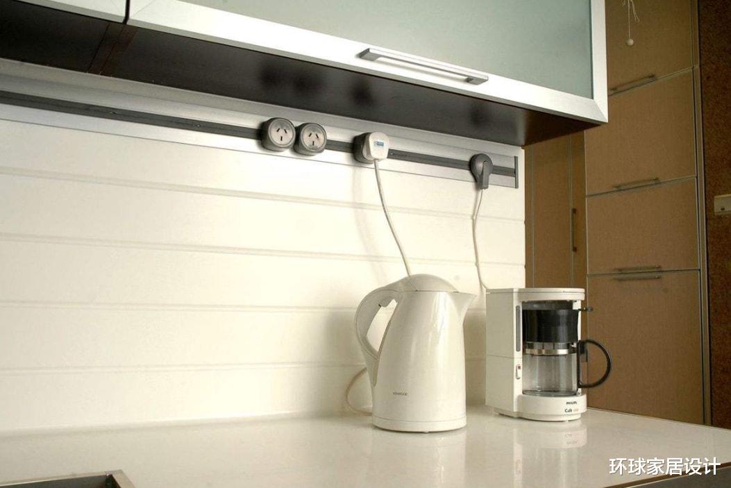 厨房插座可以同时插两个插头吗?听老师傅说完,才知道危险在身边