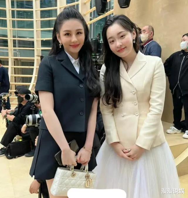 许飞|邱淑贞的女儿沈月赴韩国参加品牌时装秀，与明星合影，灵动有韵味