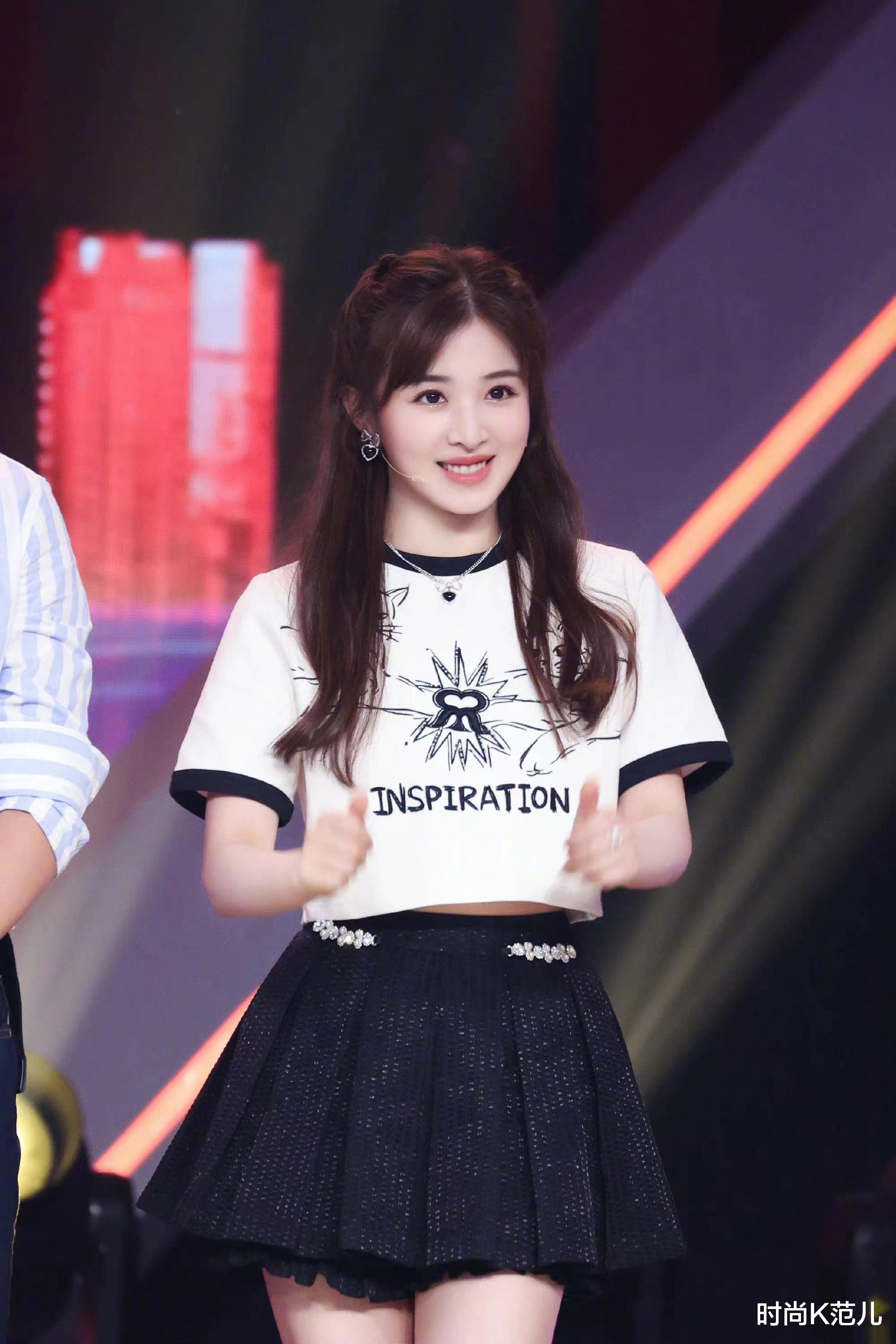 衬衫 张含韵现身机场，格子衬衫搭双马尾，清新甜美似少女！