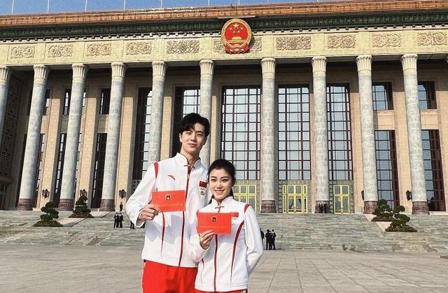 谷爱凌|领证了!王诗玥柳鑫宇晒出2个大红证,花滑搭档参加表彰收获满满